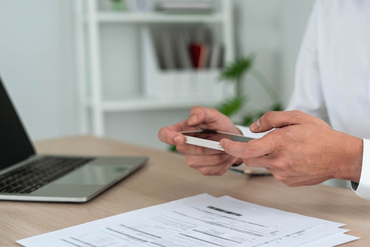 Come scannerizzare un documento col cellulare in pochi e facili passaggi