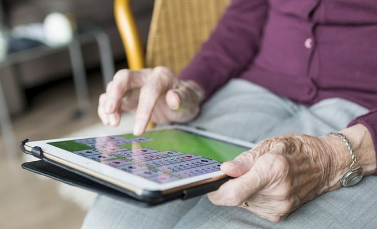 regole utilizzo tablet anziani