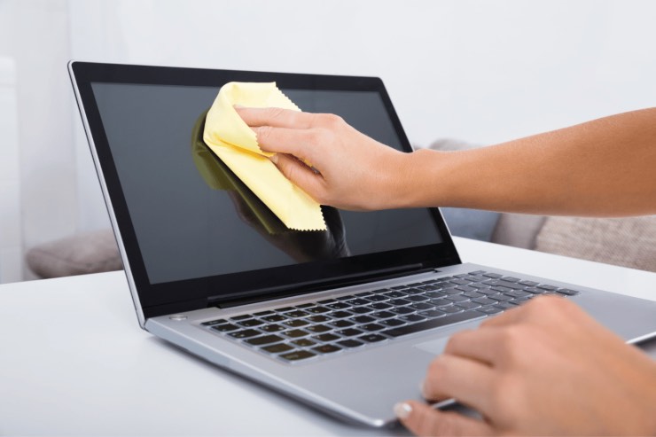 Schermo del PC, come pulirlo senza lasciare aloni: i consigli LG