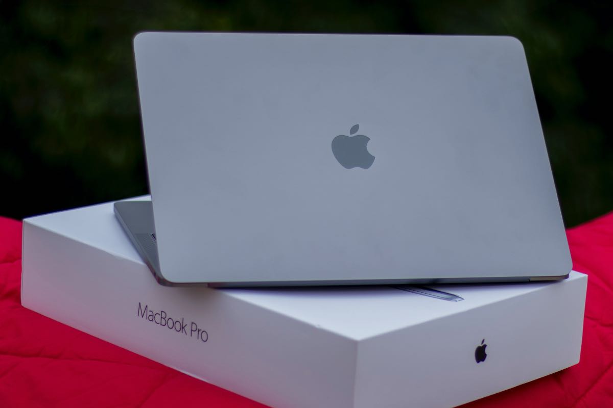 MacBook Pro OLED, si farà? Come stanno veramente le cose