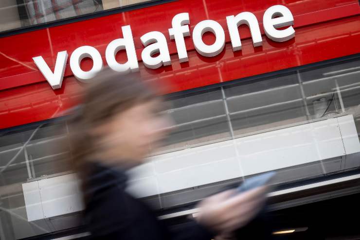 Brutte notizie per i clienti Vodafone, aumentano le tariffe: ecco quanto si pagherà in più