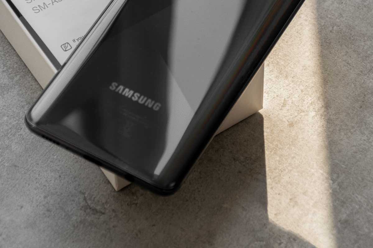 Samsung si rifà ad iPhone per il suo nuovo smartphone economico
