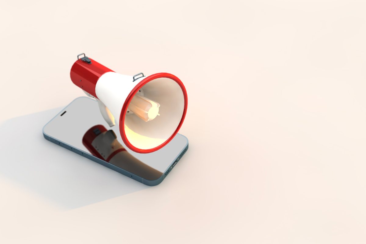 gli smartphone spiano gli utenti con i loro microfoni
