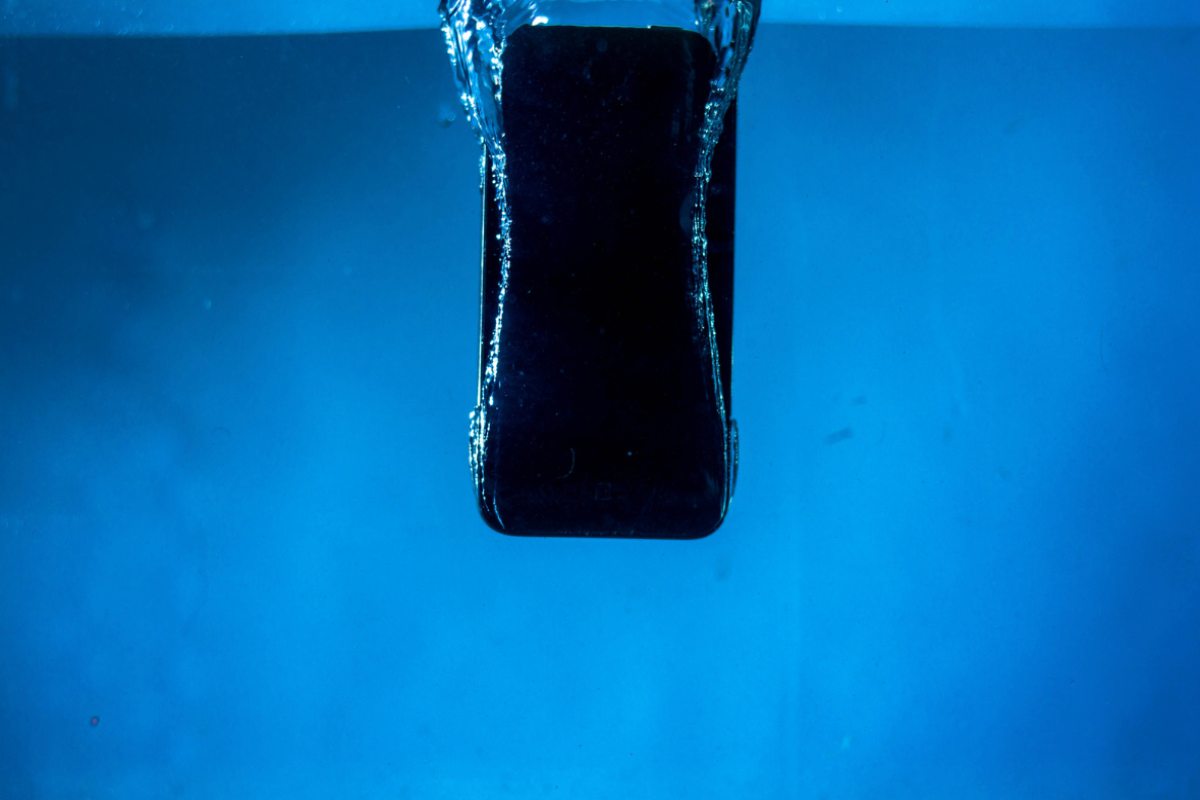 cosa fare quando un telefono cade nell'acqua