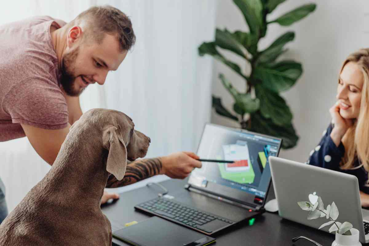 un canee il suo umano giocano ai videogiochi, l'amicizia a 8 bit