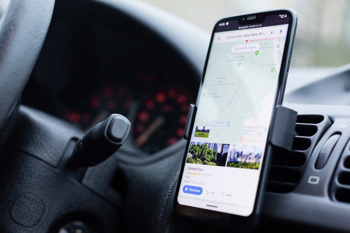 Smartphone in auto, alla scrivania e perfino a letto: quale supporto  scegliere? Tipologie e modelli da conoscere - Computer Idea