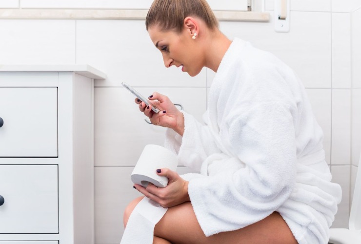 Perché lo smartphone in bagno può essere pericoloso