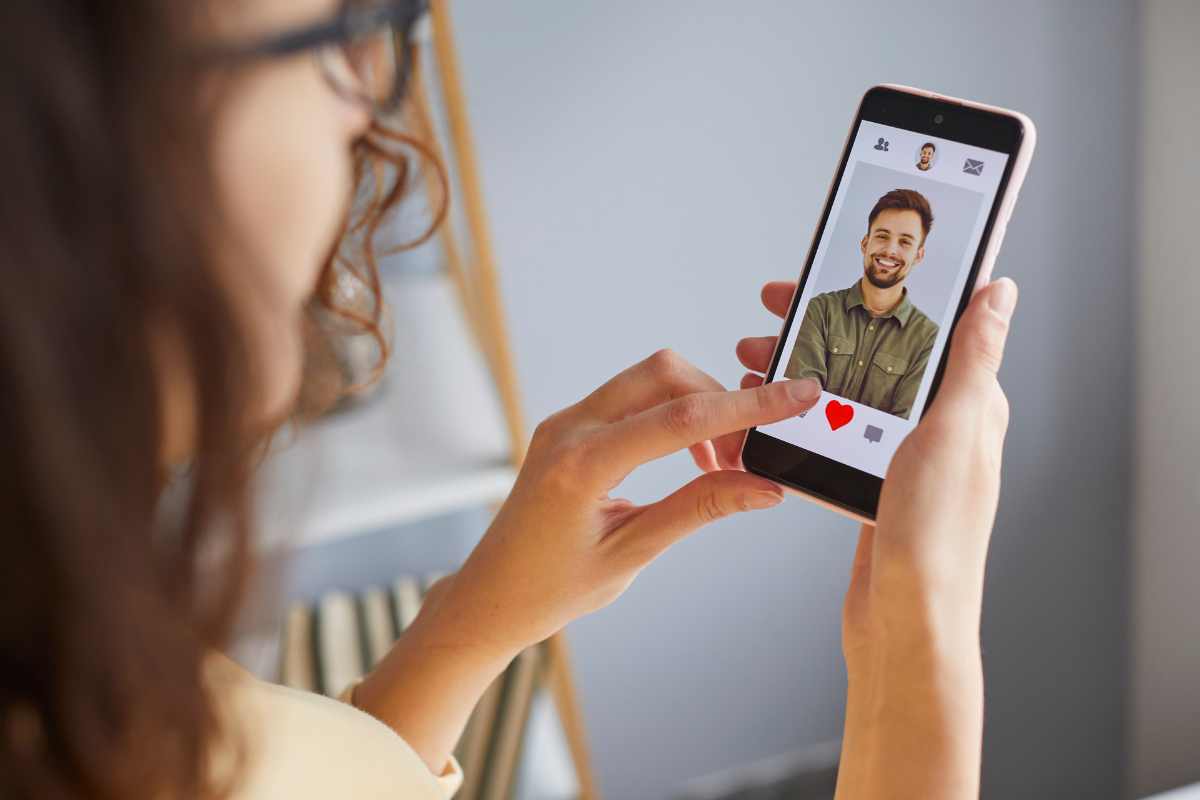 If you use these apps to find love, be very careful: they steal your data and identity