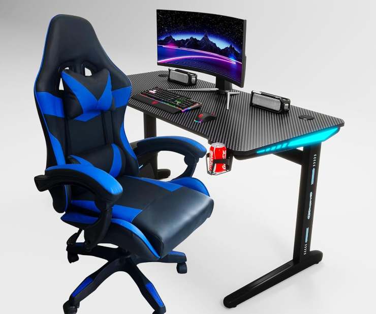 Sedia da gaming nerazzurra davanti a scrivania con monitor e computer