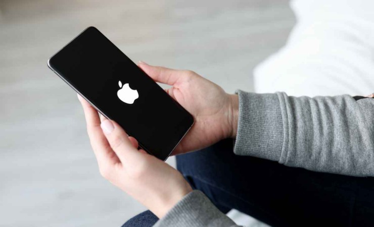 Apple ritira dal mercato iPhone e MacBook