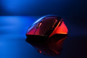Mouse da gaming rosso con sfondo blu