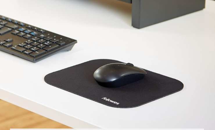 tappetino mouse vicino a una tastiera e con il mouse sopra
