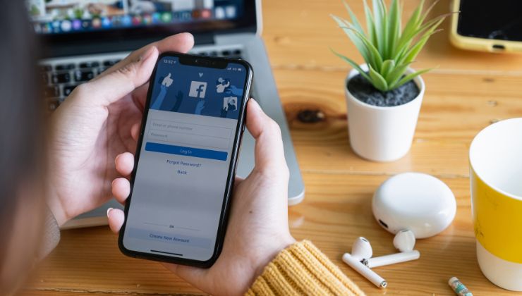Ecco come Facebook sfida TikTok con la nuova modalità per i video
