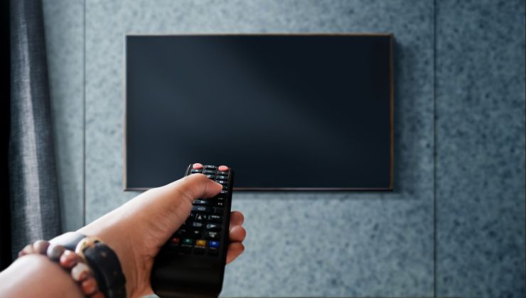 Collegare la TV ad una presa elettrica multipla, ecco cosa si rischia