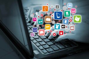 mano su pc portatile e tante icone di business online
