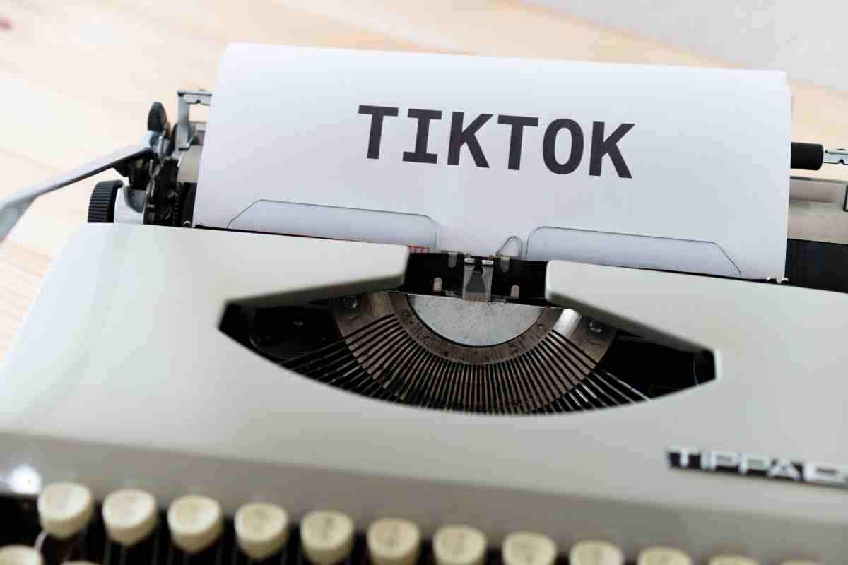 macchina da scrivere con foglio su cui è scritto tiktok