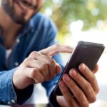 ragazzo con smartphone