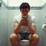Persona seduta sul wc